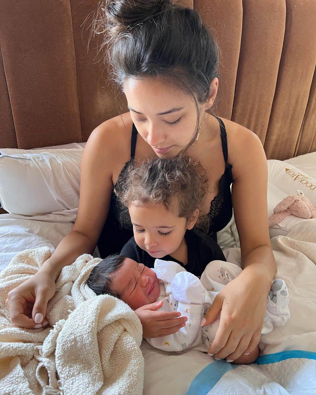 シェイ・ミッチェルのインスタグラム：「Happy Mother’s Day today (and everyday). Whether you’re a mother or mothering; whether you’re mothering kids or your partner or your pets. Mothering can be all kinds tough but we do it because the reward for many of us is so substantial. In fact, I wish i could write a better caption but I’m too busy mothering, lol. Sending my love to everyone today….to the moms and grandmothers we have lost, those struggling with their maternal relationships, or struggling to be the mom they want to be, mom means all kinds of things - thanks to all for leading the way.」