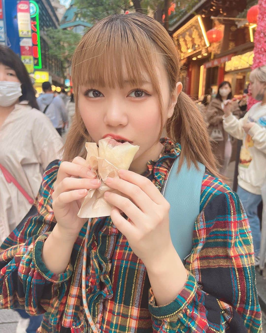 桜田アンナのインスタグラム：「一緒に食べ歩きデートする？  ワンピース　#candystripper  リュック　　#jouetie   #横浜中華街 #横浜中華街食べ歩き #北京ダック」