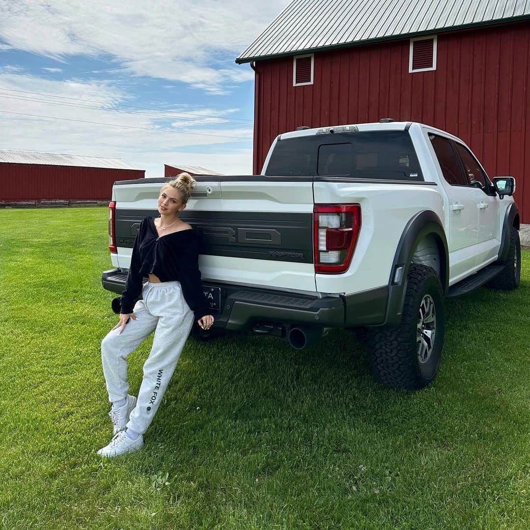 ジョーディン・ジョーンズさんのインスタグラム写真 - (ジョーディン・ジョーンズInstagram)「bought mom a Raptor for Mother’s Day   #newcar #mom #surprise #mothersday」5月15日 4時26分 - jordynjones