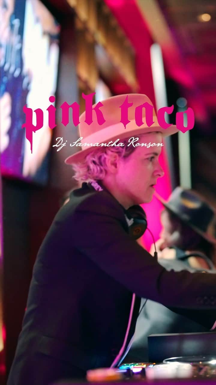 サマンサ・ロンソンのインスタグラム：「🎧 Curating the vibes for an unforgettable night for the GRAND OPENING of our new flagship location in Times Square! Thank you to the iconic DJ @SamanthaRonson for celebrating with us at Pink Taco… it was EPIC! #PinkTaco #TimesSquare」