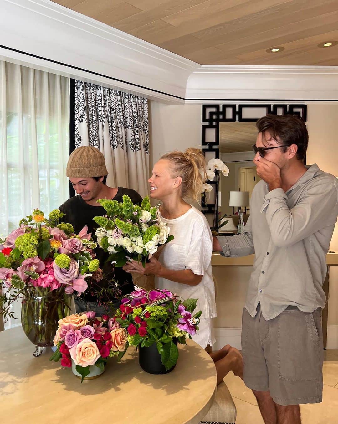 パメラ・アンダーソンのインスタグラム：「Peace, love, joy… Bless all the Mothers in the world 🤍」