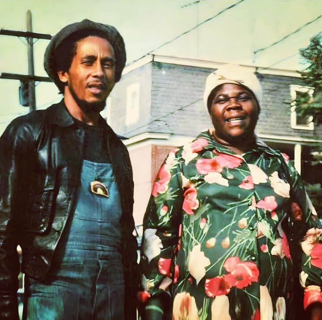 ボブ・マーリーさんのインスタグラム写真 - (ボブ・マーリーInstagram)「“Woman is an earth, the mother of creation.” #bobmarley  📷 Bob and his mother Cedella, 1976.」5月15日 4時37分 - bobmarley