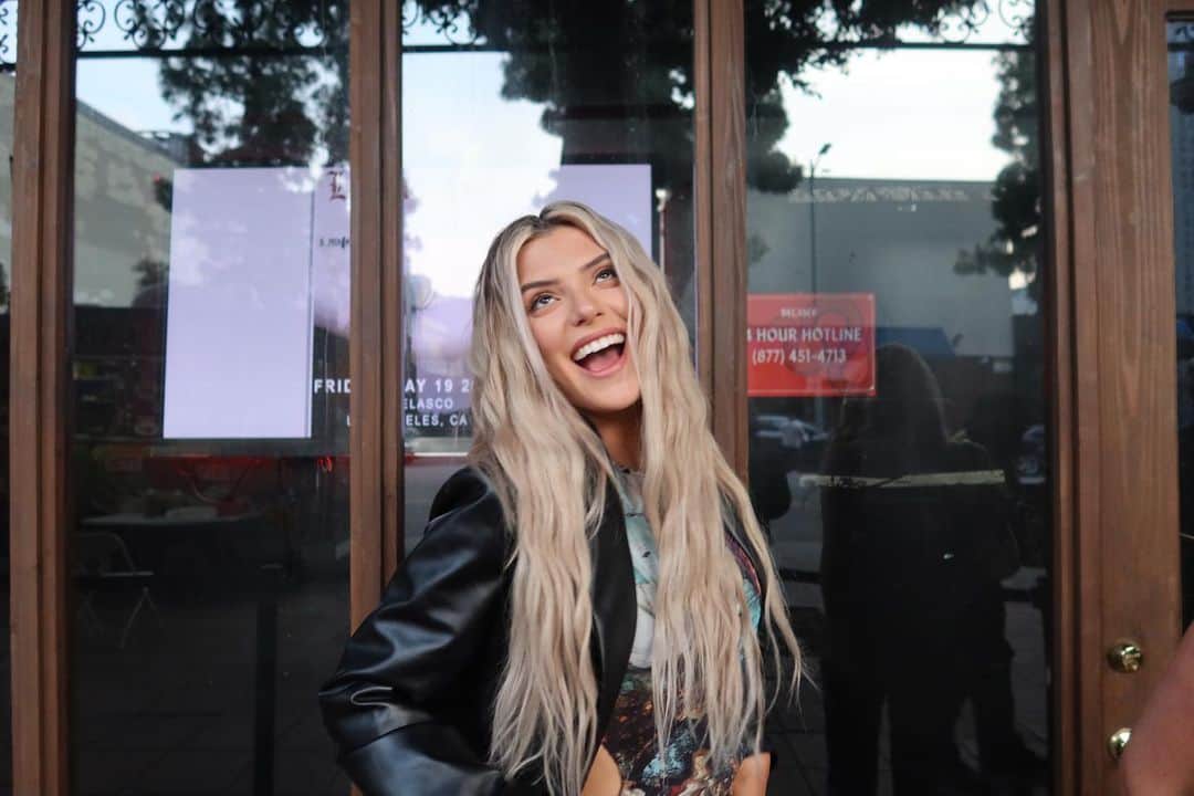 アリッサ・ヴァイオレットのインスタグラム：「me being silly xx XD RAWR i’m so quirky」