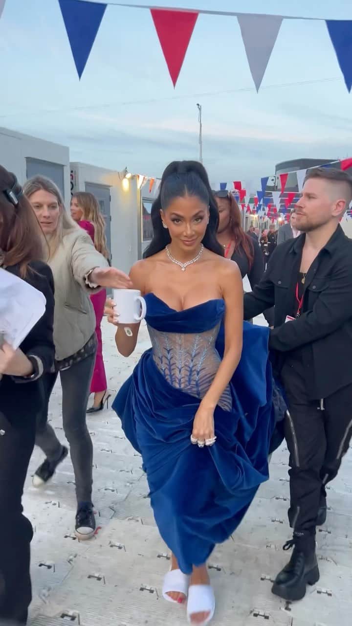 ニコール・シャージンガーのインスタグラム：「Get ready with me as I prepared to take the global stage on the momentous occasion, the #CoronationConcert and give my all in front of a royal audience 👑🎶 #grwm #aweekago」