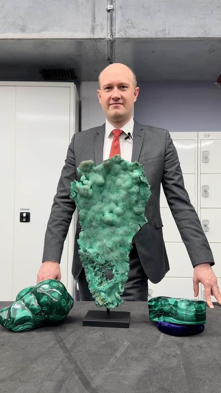 クリスティーズのインスタグラム：「Sculpted by nature ☄️  Join specialist James Hyslop as he showcases three beautiful malachite specimens. The highly decorative malachites display botryoidal forms, natural cavities and vibrant green hues.  Sculpted by Nature: Fossils, Minerals and Meteorites: 10-24 May, London.  #fossils #minerals #meteorites #malachite @thefineartofscience」