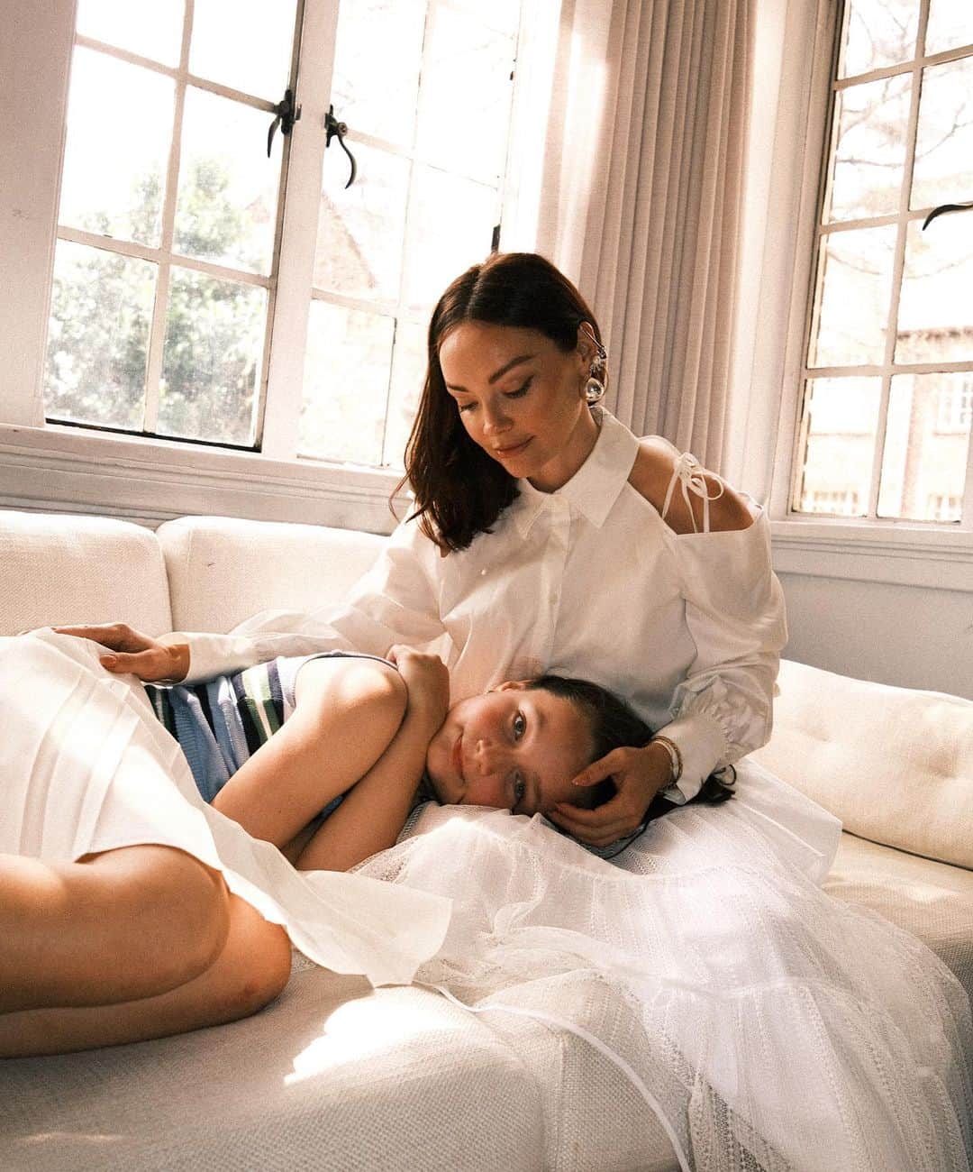 アディアムのインスタグラム：「In celebration of Mother’s Day, we chatted with artist @KristenGiorgi.Studio about style evolution and artistic inspiration through the lens of motherhood. Read the conversation via the link in bio.」