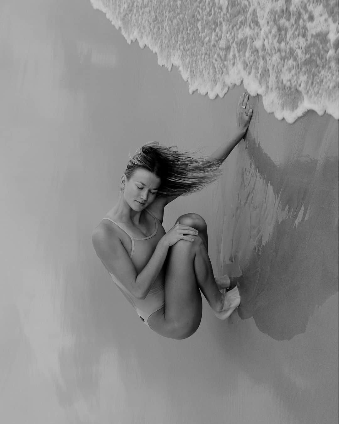 JOLYN Swimwearのインスタグラム：「Salt water therapy to start the week off right 😇🌊 // #jolynaustralia  📷 @calinjjones」