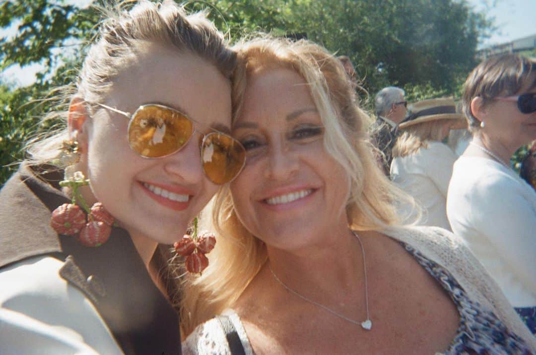 アマンダ・ミシェルカのインスタグラム：「Happy Mothers Day to my favorite human. I love you mamma care bear @mamachalka」