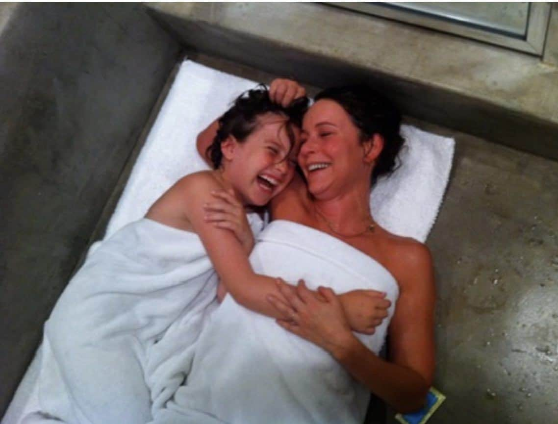 ジェニファー・グレイのインスタグラム：「two peas in a pod towel #mothersdayz @stellagregg mommy daughter post bath burrito」