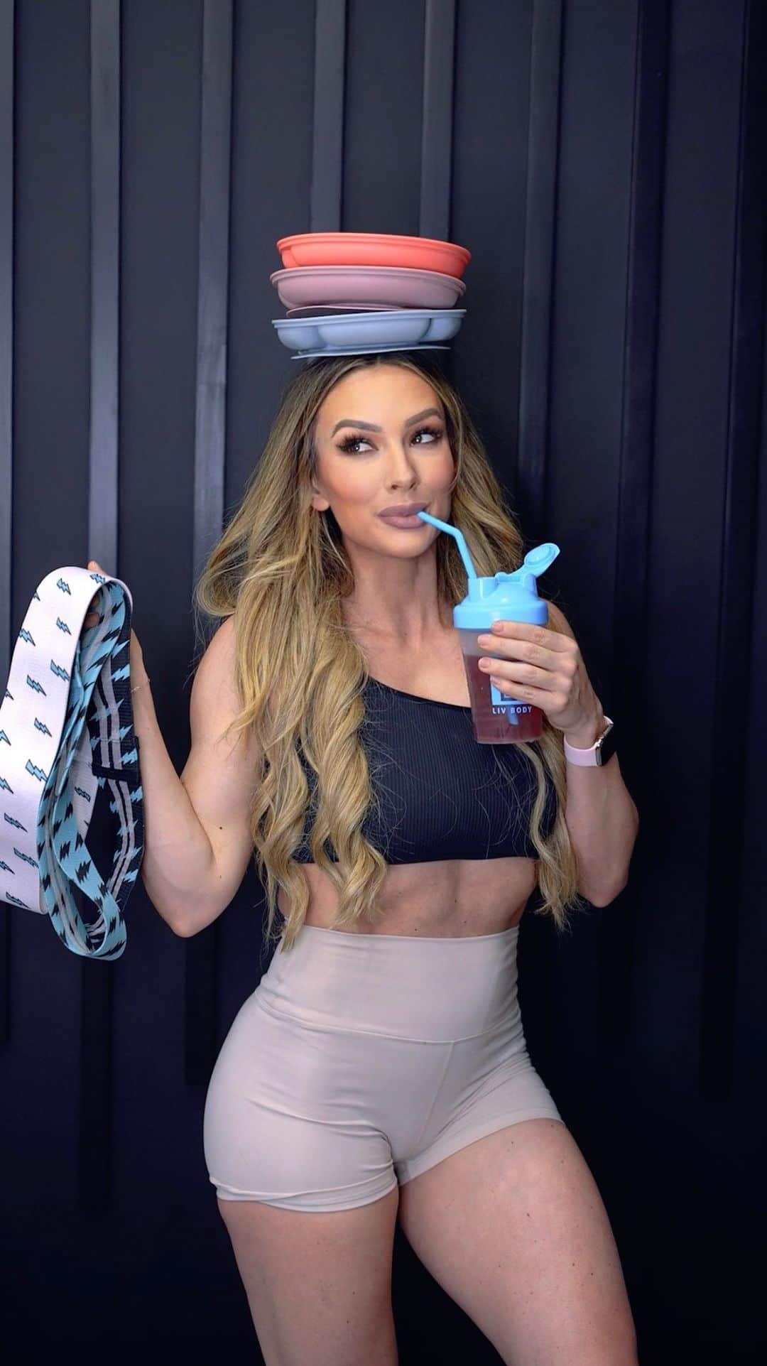 Paige Hathawayのインスタグラム：「♡ MOTHERS DAY GIVEAWAY ♡ I’M RANDOMLY CHOOSING 2️⃣ AMAZING MOTHERS TO WIN..   ✨ $100 @livbody GIFT CARD! ✨ @pkandcrew SET OF CHOICE! ✨ WORKOUT BANDS & 1 year membership to my online community @phiveapp  HOW TO WIN:  1️⃣ if you’re a mom COMMENT A HEART ❤️…  2️⃣ TAG ALL YOUR MOM FRIENDS!  (1 friend per comment) Every MOM you tag gives you another chance to win!  Winners will be announced in 24 hours. 🥳 Accounts on private or public are eligible to win! I will not request to follow you or message you for any other account but my own @paigehathaway so ignore anyone who reaches out! This giveaway is not sponsored, administered or associated with instagram. No purchase necessary.」