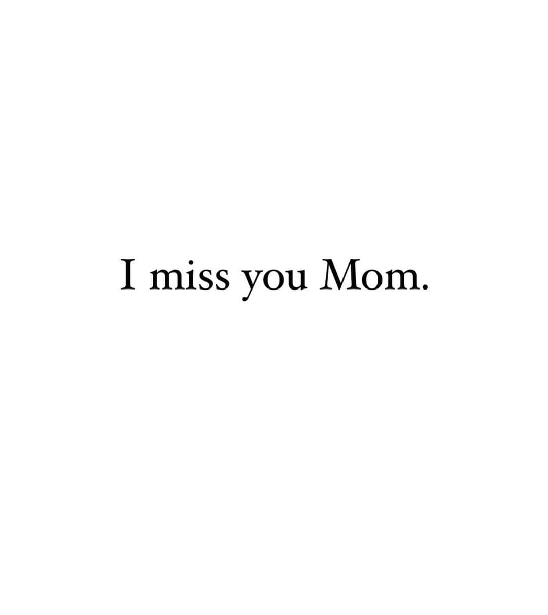 リンゼイ・ボンのインスタグラム：「Everyone is posting beautiful things about their mothers today… and I could tell you all the ways my Mother was amazing….but today is just hard… and I just miss her.」