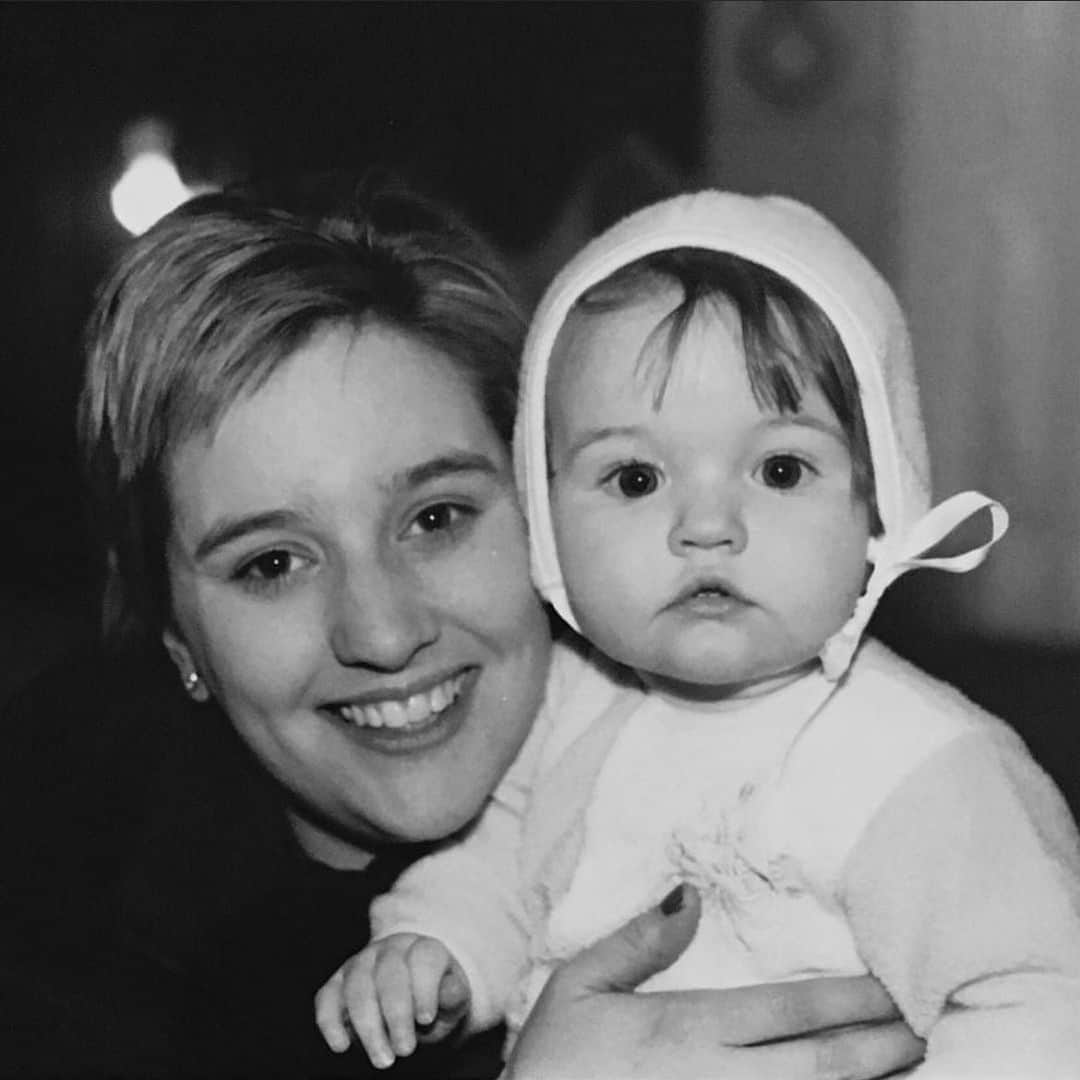 ケイトリン・ディーヴァーのインスタグラム：「happy Mother’s Day ❤️ she makes everything better.」