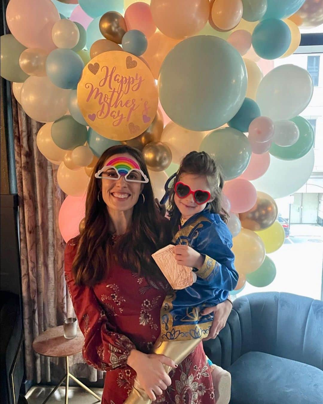 のインスタグラム：「Mother's Day brunch @adalinachicago! I was honored the Disney Princess Mira, Royal Detective, took time away from her mystery-solving adventures to join me for a delicious meal. (Apologies to her sidekicks Mikku and Chikku, apparently #Adalina does not allow mongooses in the diningroom. 🤣) P.S. The burger at Adalina was insane. @zimmermann #adalinarestaurant #deliciousfood #mothersday #disneyprincess #miraroyaldetective #disneyjunior #motherdaughter #momlife #momstyle」