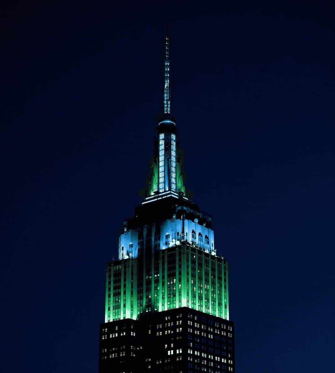 Empire State Buildingのインスタグラム：「Glowing in green and blue this evening  in honor of World NF Day @childrenstumor」