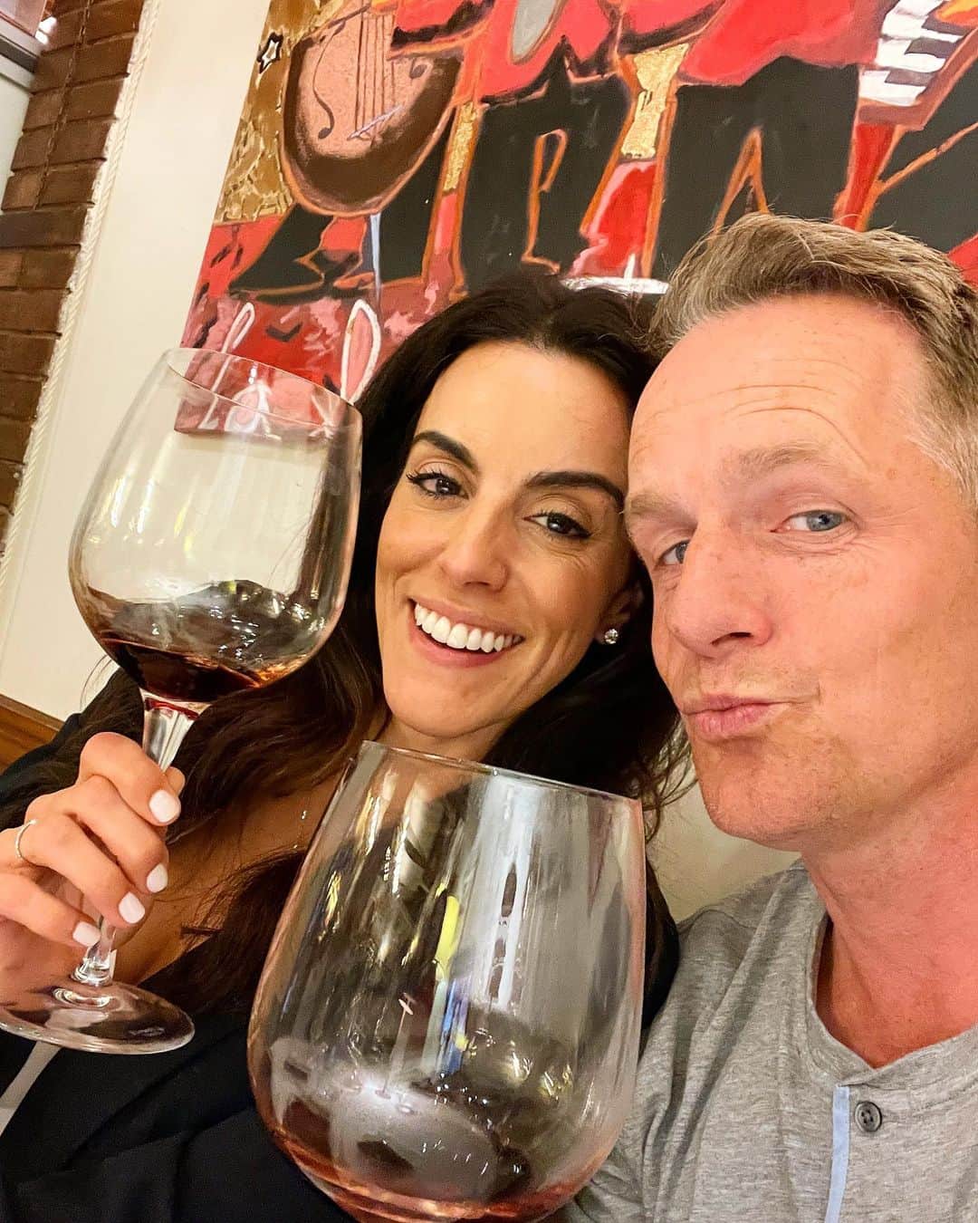 ルーク・ドナルドのインスタグラム：「Cheers to you @dianedonald. Forever grateful for everything you do for our girls x」