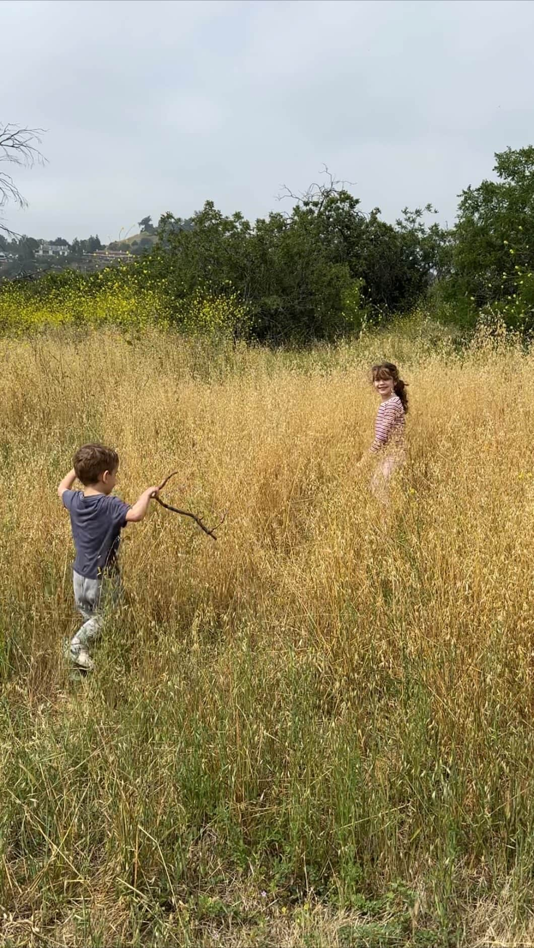 ジャッキー・セイデンのインスタグラム：「Happy Mother’s Day to you all! We chose to spend the afternoon with Mother Nature herself. I am deep in gratitude today…can you tell?! 🤣 (I love you, mom.)  @jasonwiner  . . . . . . . #mothersday #happymothersday #familytime #family #motherearth #motherearthlove #familylove #gratitude #gratitudepost #nature #motherearth #mothernature」