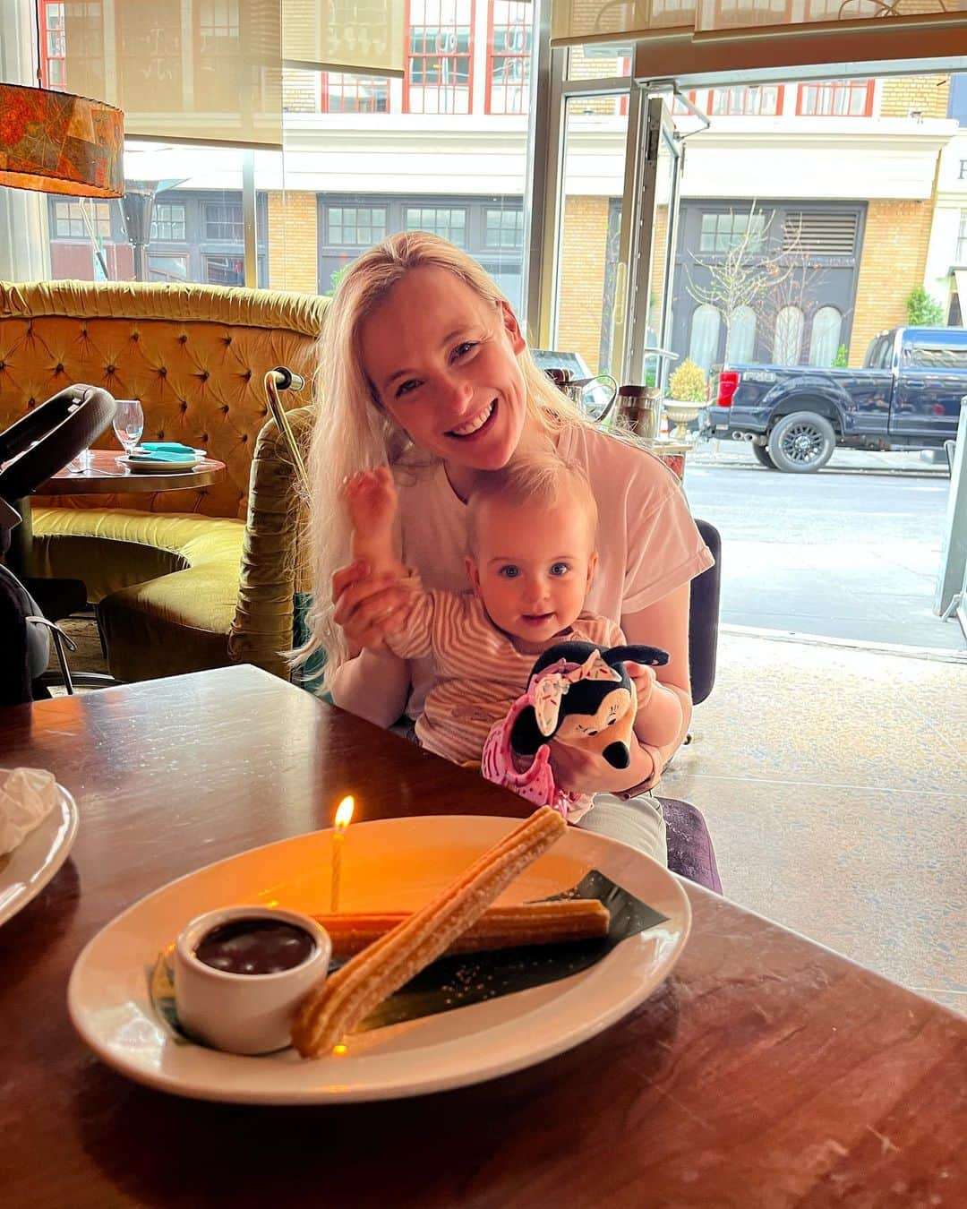 ペニー・クームズのインスタグラム：「Being your mummy is my favourite thing in the world! Happy American Mother’s Day ladies!! ❤️」