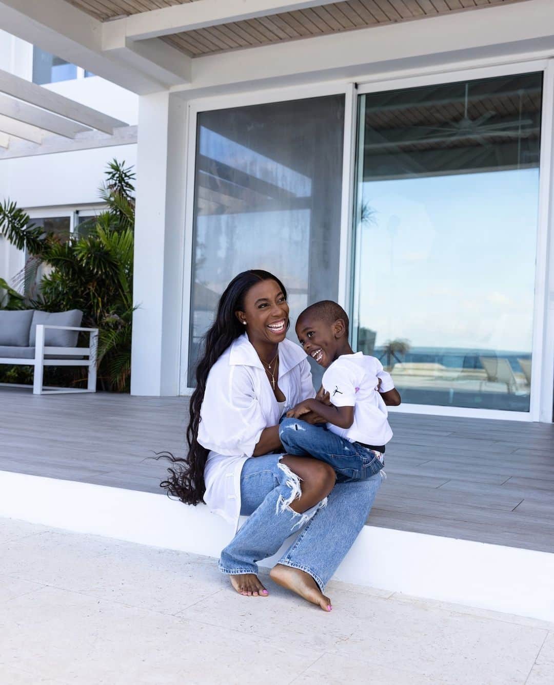シェリー＝アン・フレーザー＝プライスさんのインスタグラム写真 - (シェリー＝アン・フレーザー＝プライスInstagram)「Being a mom and an athlete is a balancing act, but I enjoy it. A lot of elements translate from the sport when you have a child, the focus to nurture and be there for him when needed, the drive to balance everything…  It’s really all about the commitment I have for him and honoring those promises.   But the difference with him is that there is no losing. Every moment is a win. No matter how I start I am able to finish strong 💪🏾 and the prize is his smile.   Motherhood can be difficult and make us feel like we’re not doing enough but WE ARE, so don’t forget to celebrate YOUR wins, no matter how small.   Safe to say I’m still learning on the job 🤷🏾‍♀️  #HappyMothersDay! ♥️🚀  Jewelry: @davidyurman  Top: @lisavontang  Jeans: @mavi  Styled by: @aaronhawkins__」5月15日 5時32分 - realshellyannfp