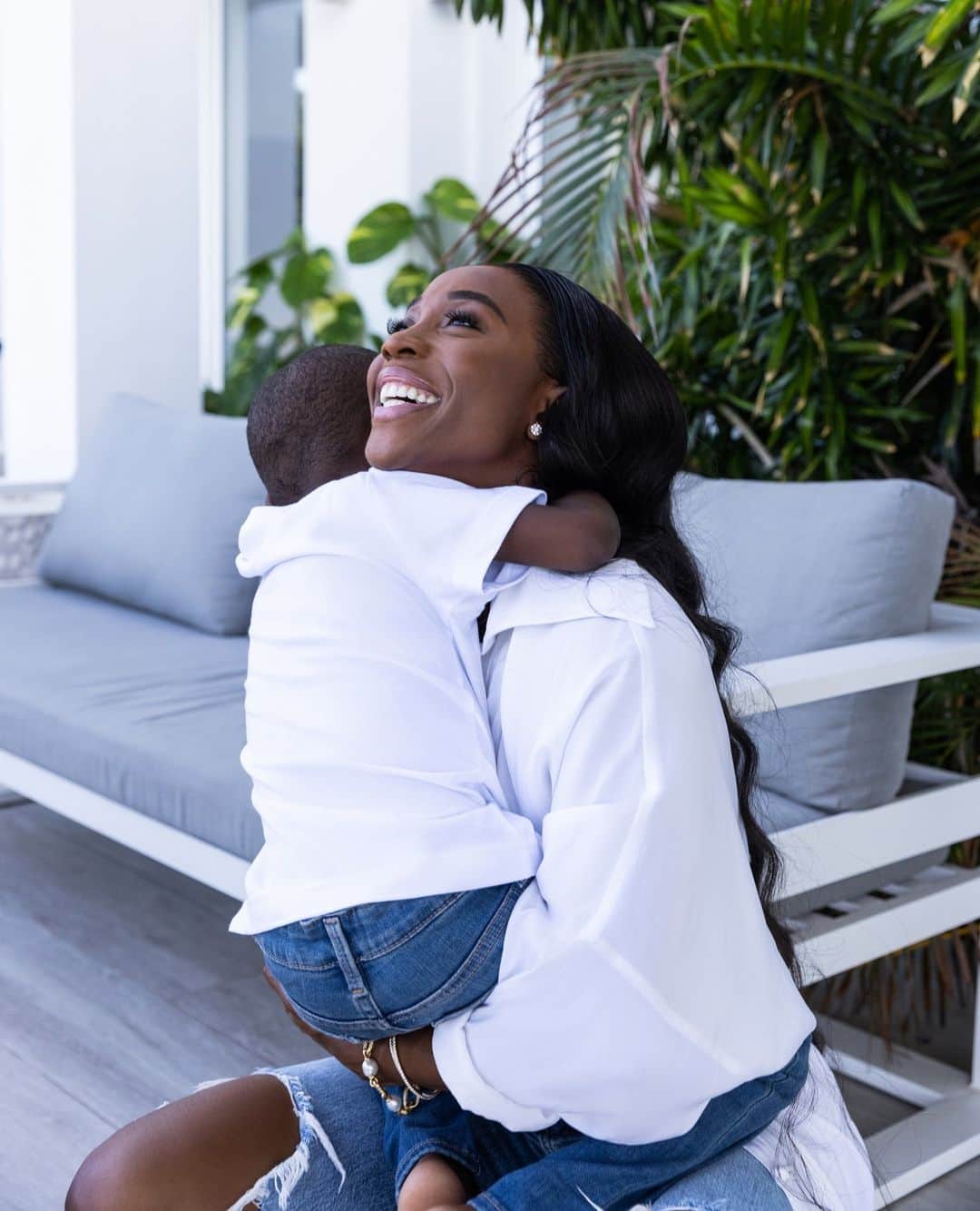 シェリー＝アン・フレーザー＝プライスさんのインスタグラム写真 - (シェリー＝アン・フレーザー＝プライスInstagram)「Being a mom and an athlete is a balancing act, but I enjoy it. A lot of elements translate from the sport when you have a child, the focus to nurture and be there for him when needed, the drive to balance everything…  It’s really all about the commitment I have for him and honoring those promises.   But the difference with him is that there is no losing. Every moment is a win. No matter how I start I am able to finish strong 💪🏾 and the prize is his smile.   Motherhood can be difficult and make us feel like we’re not doing enough but WE ARE, so don’t forget to celebrate YOUR wins, no matter how small.   Safe to say I’m still learning on the job 🤷🏾‍♀️  #HappyMothersDay! ♥️🚀  Jewelry: @davidyurman  Top: @lisavontang  Jeans: @mavi  Styled by: @aaronhawkins__」5月15日 5時32分 - realshellyannfp