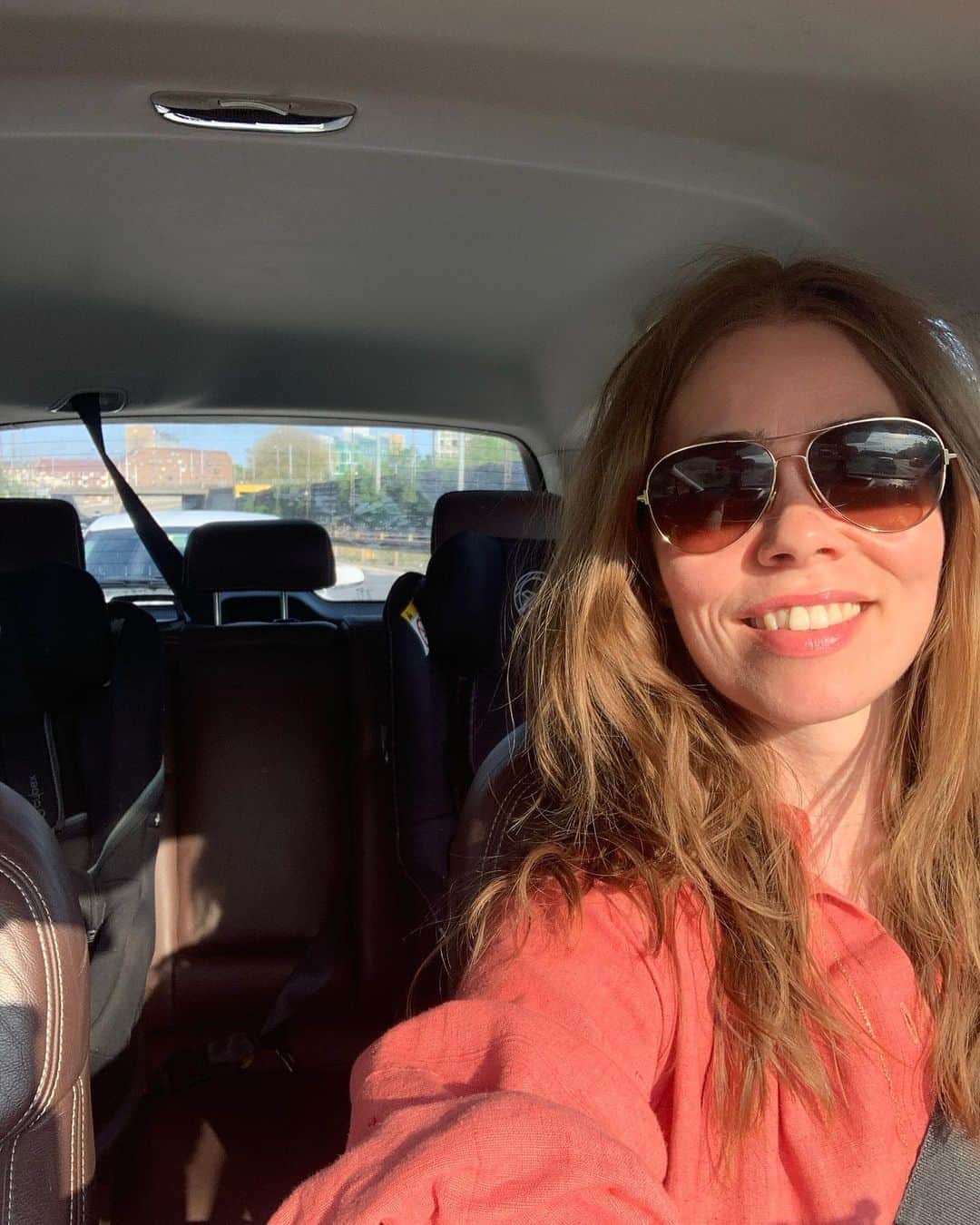 のインスタグラム：「Et stk glad nyvalgt bestyrelsesmedlem for @danskskuespillerforbund på vej hjem fra generalforsamling. Jeg glæder mig utroligt meget til at tage fat på det spændende arbejde, der ligger foran os ☀️   One happy newly elected member of the Board of Danish Actors’ Association riding home. Really looking forward to all the exciting work lying ahead.」