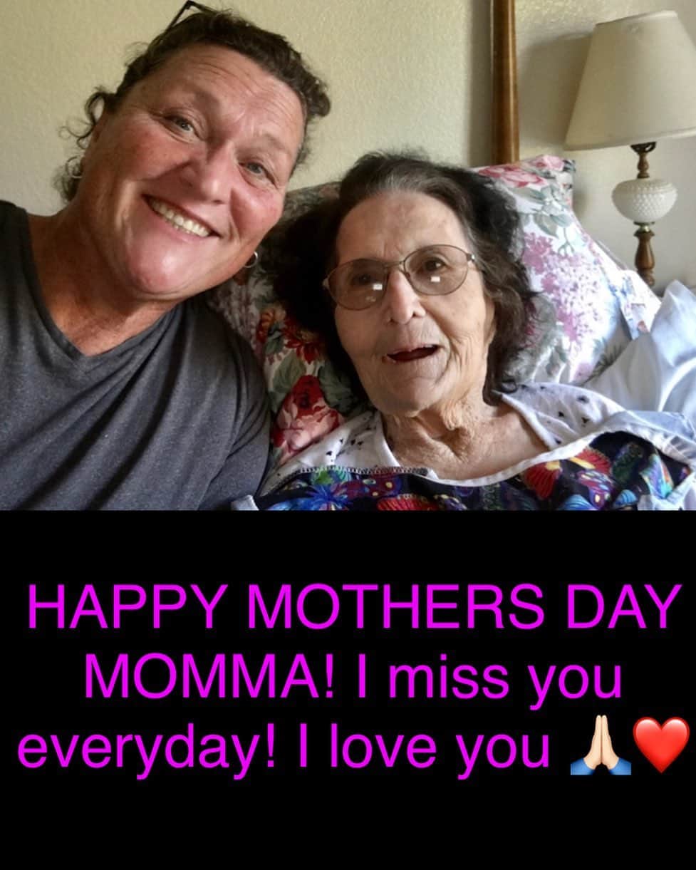 ドット=マリー・ジョーンズのインスタグラム：「Happy Mothers Day to all the mommas out there!!❤️🙏🏻🌸」