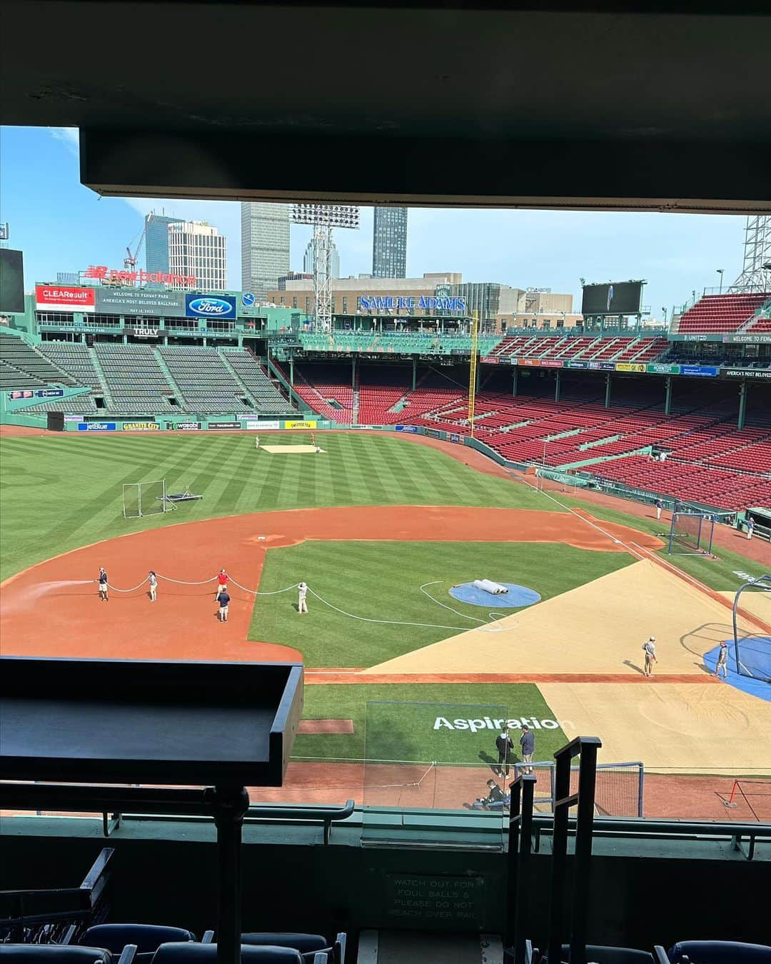 ロバート・パトリックさんのインスタグラム写真 - (ロバート・パトリックInstagram)「My friend Colm Lydon gave Barbara  and I a wonderful tour of the Legendary Fenway Park! #boston #redsoxx I had not been back to the field since I was 10 years old! #yaz #mlb thank you Colm!!!」5月15日 5時56分 - ripfighter