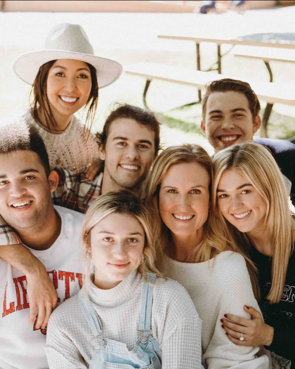 コリー・ロバートソンさんのインスタグラム写真 - (コリー・ロバートソンInstagram)「How it started ➡️How it’s going Mother’s Day Edition  No greater joy than getting to be a mom and a KK to this crew right here. Easily life’s greatest gift!!」5月15日 5時49分 - bosshogswife