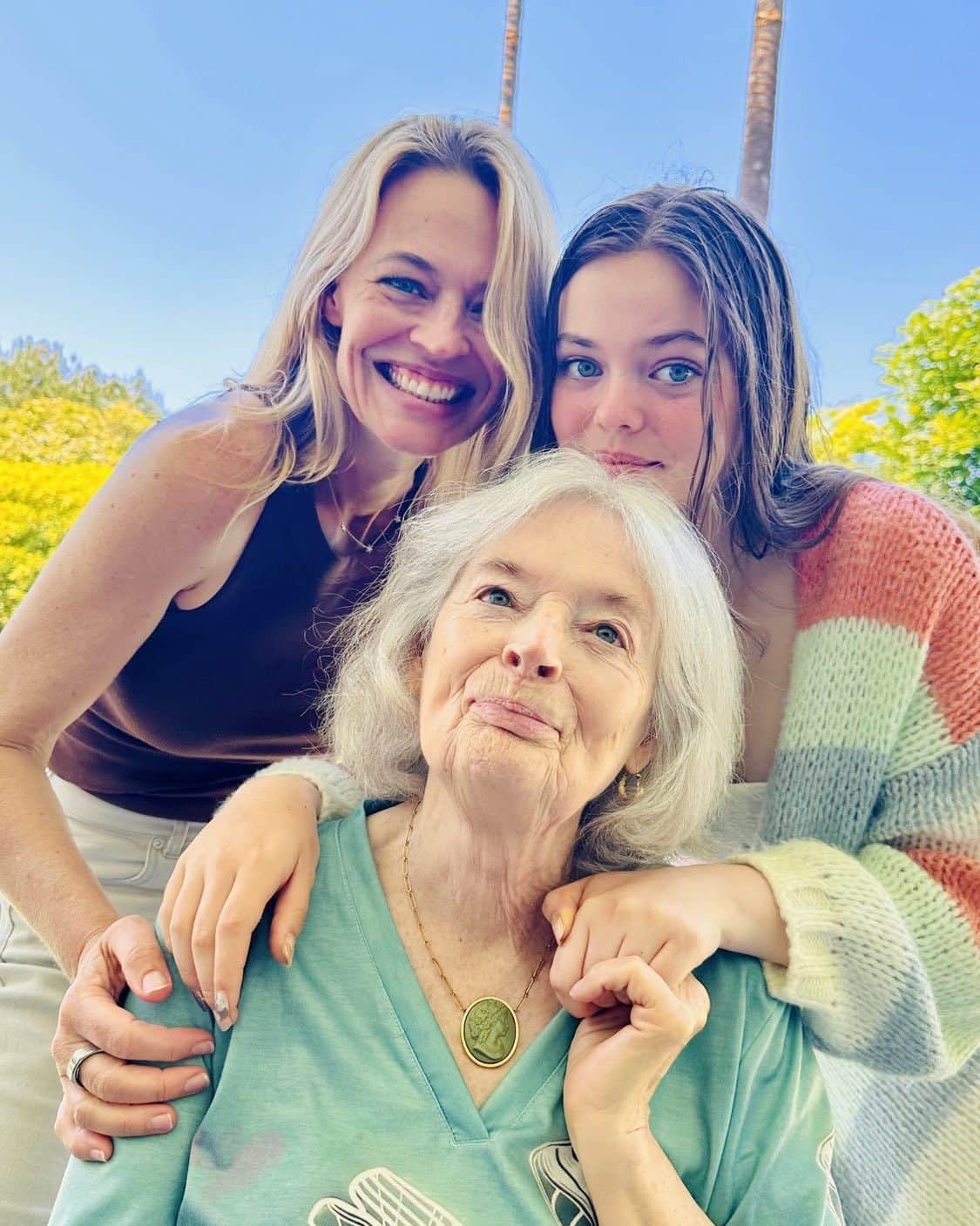 ジェリー・ライアンのインスタグラム：「Being a mother is the greatest joy of my life. Happy Mother’s Day to all of you amazing moms, and especially to this incredible woman. 💗」