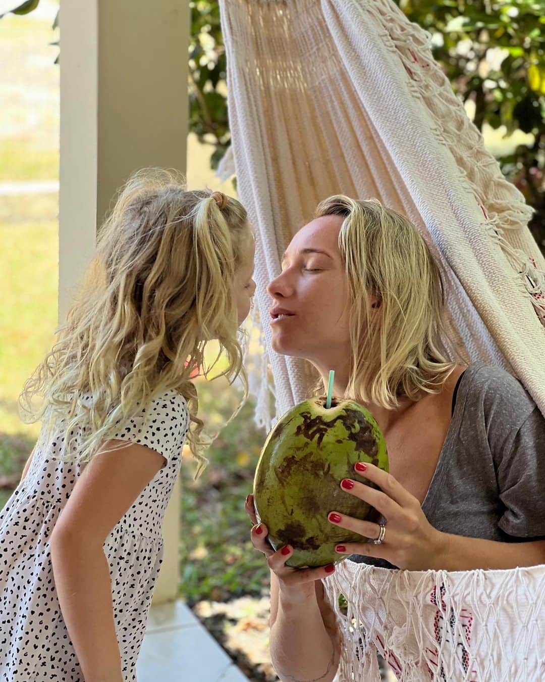 カルロス・リベイロのインスタグラム：「These women in this photos here are my everything, I want to honor all of them today as we celebrate Mother’s Day. My wife @brunabellini_essencial for being such an incredible mother and a warrior , like a superhero for real. Thank you for your life and for the effort you put into raising our kids, I cannot thank you enough and I’m so proud of you.   My Mom @elianebio2016 for being the best mom ever and thru all the difficulties we had growing up you still made mine and my sister’s childhood be like a dream, I love you so much mom, thank you for teaching me to never give up and for always been there for me.  Also wanna thank my mother in law @mariasarabellini for giving birth to the woman of my life, and for all the effort and love given to your grandchildren. I love you all and im thankful for you all.  Happy Mother’s Day.」
