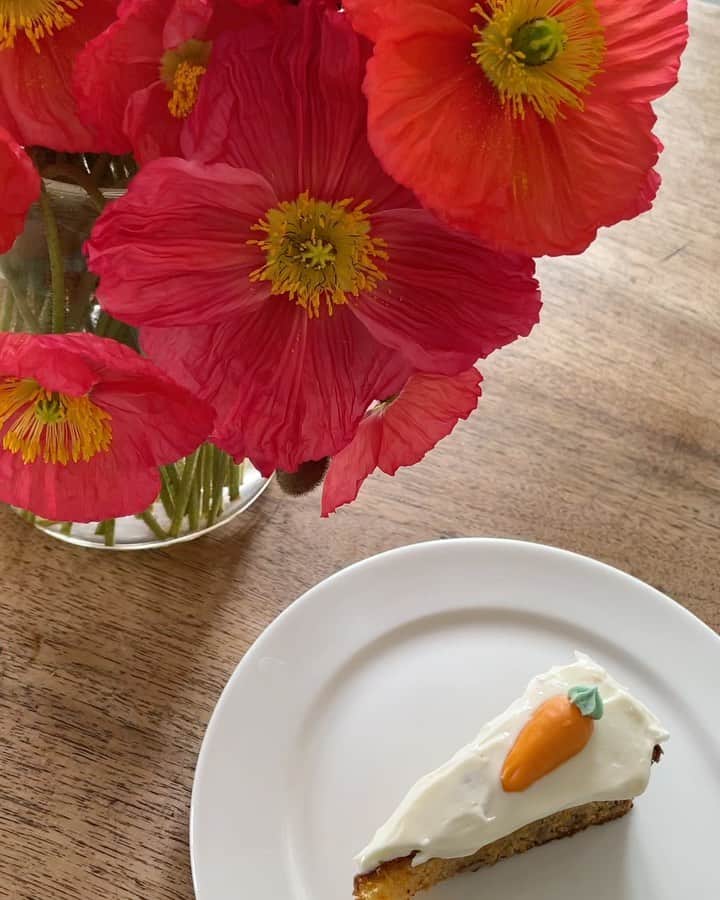 新倉瞳のインスタグラム：「So pity that l couldn’t join tonight’s concert… but yes birthday cake went there.   昨日今日はクレズマー2Days‼️ …の予定でしたが実は昨日終演後に発熱&意識が朦朧🚑  すぐに熱もさがり陽性🧚‍♀️でもなかったのですが今日の公演は欠席。  会場の音響さんもお誕生日だったので自分とその人を祝うためにはりきって昨日ケーキを焼いており…  ケーキだけが会場へ出発したのでした🍰🥕🐰  バンドメンバーのマリウスが、ケーキとマヨネーズとの組み合わせが最高に美味しかったよ！とメールくれたけど (もちろんこれはマヨネーズじゃなくて甘い甘いアイシング🧁)  元気づけようとしてくれた彼なりのジョークだったと受け止めたい」