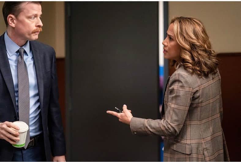 エリザベス・ロドリゲスのインスタグラム：「Well here we are… TONIGHT is the finale episode of @eastnycbs  This job has been one of my greatest joys. I feel so privileged to have had the opportunity to create with this talented and committed group of actors, writers, producers, designers, our camera team and our endless crews… ALL of our amazing guest A diverse group bringing light to the stories of a community that deserves to be seen. I have never worked so hard and been so challenged as I was shooting this but I would do it again in a heartbeat. I LOVE THESE PEOPLE…  I am heart broken and so so grateful. Thank you to those who watched.  Thanks @cbstv @paramountplus」