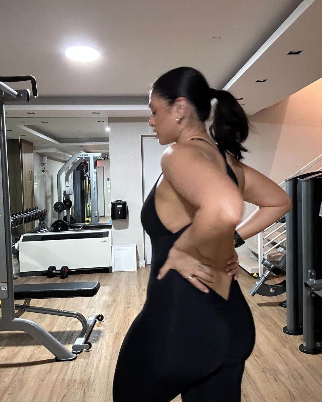 La'Tecia Thomasのインスタグラム：「My go to glute workout as of late  Save for later ❤️‍🔥 Let me know if you try and it and it is!!!🫶  1. 4 sets of hip thrust. 1st set with band only & the remaining 3 with weights & optional band. 10-12 reps  2. 4 sets of Sumo squats. Heavy weight 6-8 reps  3. 4 sets of dumbbell deadlifts. Heavy weight 6-8 reps  4. 4 sets of squat to shoulder press. Lighter weight, 10-12 reps  5. 3 sets of x lunges, 10-12 reps  6. 3 sets of plate side kicks 10-12 reps」