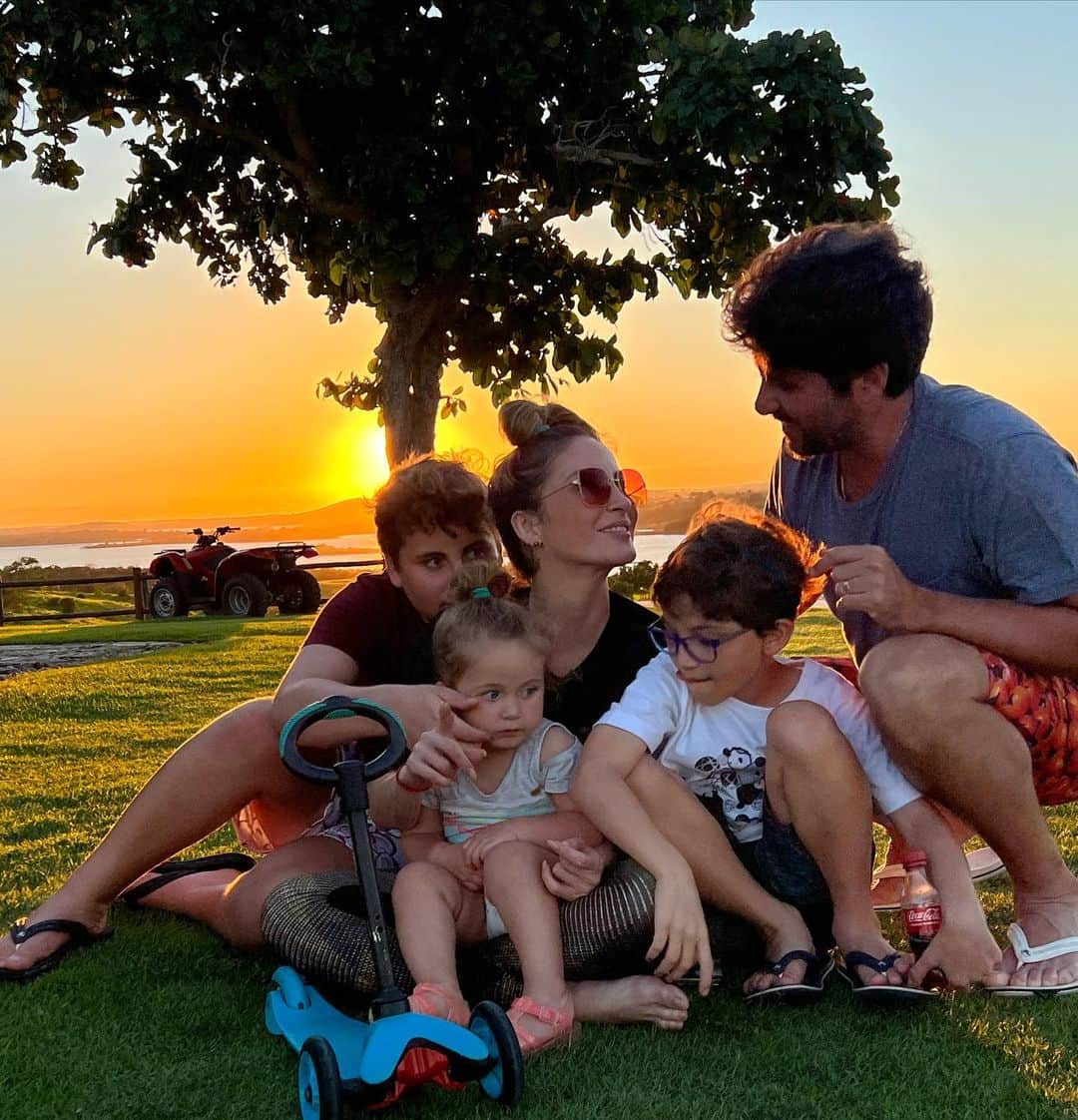 Claudia Leitteのインスタグラム：「Ser mãe é uma oportunidade espetacular de se posicionar no centro da vontade de Deus!  Mesmo quando a gente se perde- sim, porque não é fácil- sai ganhando! Força e rede de apoio, mulherada! Já deu certo! 🥹🙌🏻 Feliz dia para todas as mães desse Brasil, em especial, à minha, à Bá, minhas tias, primas, amigas, e à minha avó Creusa! Eu as amo!」