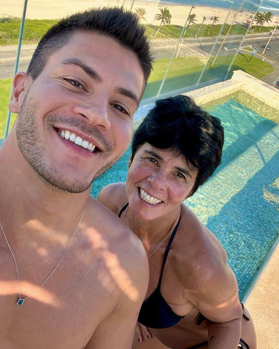 Arthur Aguiarのインスタグラム：「FELIZ DIA DAS MÃES!!!  Arrasta pro lado pra vê um pouco de como foi o nosso dia maravilhoso no @grandhyatt_rio … @_katiaaguiar amei passar o dia com você, feliz dia das mães! Te amo! ❤️」