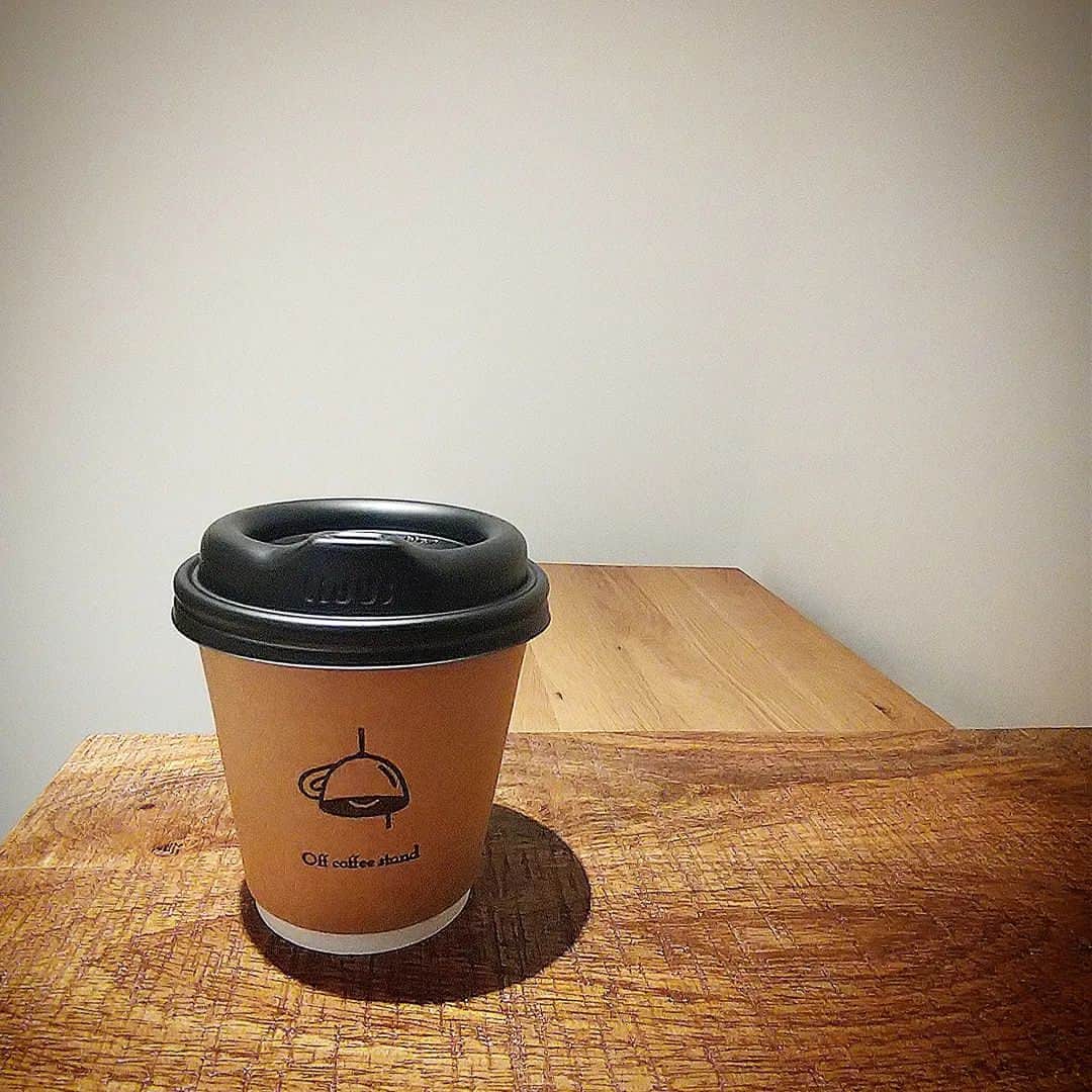 く～のインスタグラム：「おはようございます。 雨降りの月曜日。寒い！  職場付近はコーヒーチェーン店が結構あるけど、個人のコーヒーショップやカフェは少なめな印象。  そんな中に、素敵なお店が出来てる！麹町大通り沿いにOPENしたOff coffee standへ。シンプルな店内。  コーヒーとお菓子、朝はトーストのメニューもあったような…うろ覚え💦お菓子は米粉を使ったもので、シフォン食べました。美味しかったなぁ。  通勤前にコーヒー飲めるのは嬉しいです☕  #カフェ #カフェ巡り #カフェ部 #東京カフェ #四ツ谷 #麹町 #コーヒースタンド #コーヒーショップ #スマホ撮影 #コーヒー #coffee #coffeeshop #cafe #tokyocafe #igersjp #tokyocameraclub」