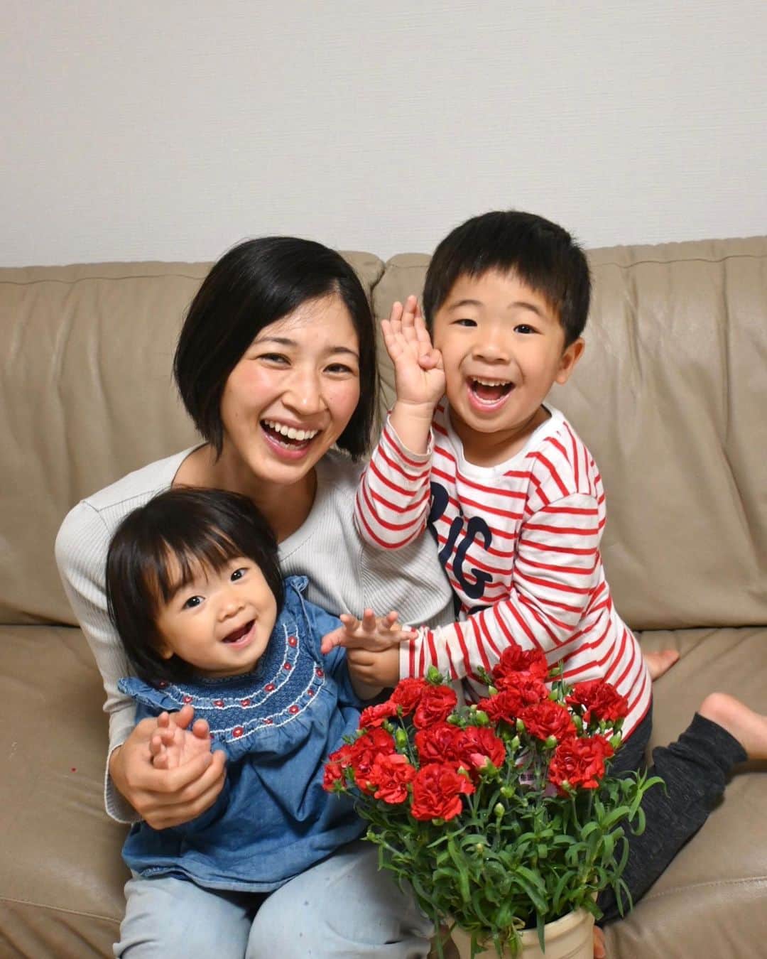 村田毅のインスタグラム：「Happy Mother’s Day 🌹🌹 ラグビー選手である前に、自分は息子であって、夫であって、父である🕺🏻 いつも近くで明るい光を照らしてくれるMother達に、ありがとう🥰  #母はつよし #おれつよし #感謝」