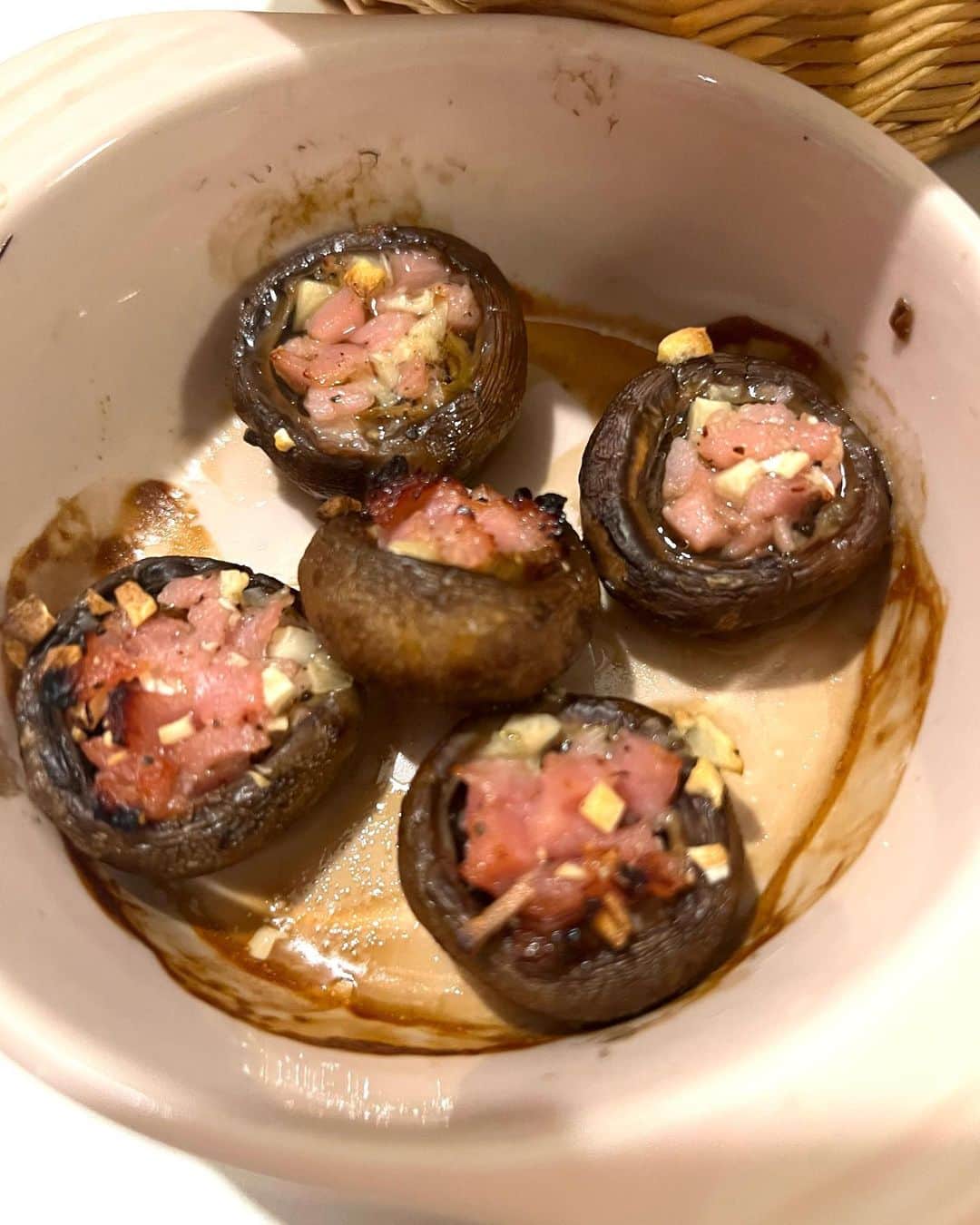 甘糟記子さんのインスタグラム写真 - (甘糟記子Instagram)「先日の夕飯(o^^o)  冷凍庫にストックしてあったカボチャニョッキを発見！  これはイタリアンな日をやらねば！と。  そんなに夕飯にパスタを作ることはないけど、たまにイタリアンな夕飯にしたい日があります(≧∀≦)  子供達はトマトソースが好きなので、優子にもらった白子玉葱を使って作ったよ(๑>◡<๑) @yuko_hashimoto8  た〜っぷりのオリーブオイルで、潰したニンニク4〜5カケと玉ねぎ2個を炒めて、そこにトマト缶２缶を投入。 コトコト軽く煮て、塩と隠し味に少し醤油も入れてます。 ミートソースとか作る時も少し醤油を隠し味に入れるのが好き！最後にバーミックスかけたら出来上がりです。  ニョッキは生クリームにバターたっぷり入れて、粉チーズ、少し塩を入れるだけ。 これめちゃくちゃ好き\(//∇//)\ 生クリームとバターってやばい組み合わせ（笑） でもこのソース永遠と舐めてられるわ(〃ω〃)  あとはホタテのカルパッチョ！ だし醤油に柚子胡椒とオリーブオイルを入れてマリネ。 我が家の定番です！  鯖缶のアヒージョは、浅草のタベルナの真似して、オリーブオイルにニンニク、マッシュルーム、長ネギと鯖缶を入れてます。 ここに塩と、六助のガーリック塩を入れて味付け。 パンも浸して食べると最高です！  あとはいつもの生ハムとニンニク詰めてローストしたマッシュルームとルッコラのサラダと野菜たっぷりミネストローネ(//∇//)\  本当は豚のローストもしようと思ってたけど、なんかすでにもりもりになってたしやめた（笑）  パスタ作る日ってガス台が置ききれなくていつもてんやわんやなの(〃ω〃) だからお肉はトンカツにでもスライドしようかな(๑>◡<๑)  ちなみに次の日のお弁当はもちろんトマトパスタでした╰(*´︶`*)╯♡  #甘糟ご飯#ご飯#おうちご飯#家ご飯#イタリアンな日#トマトソース#カボチャのニョッキ#バター好き#生クリーム好き#幸せ」5月15日 6時18分 - norihey924