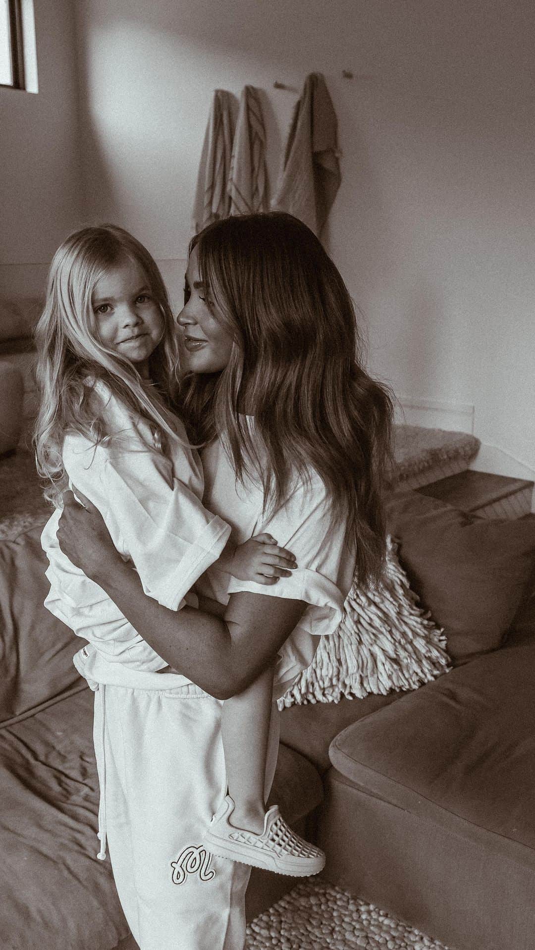Cara Van Brocklinのインスタグラム：「My greatest accomplishment in life is being their mom 🫶🏻」