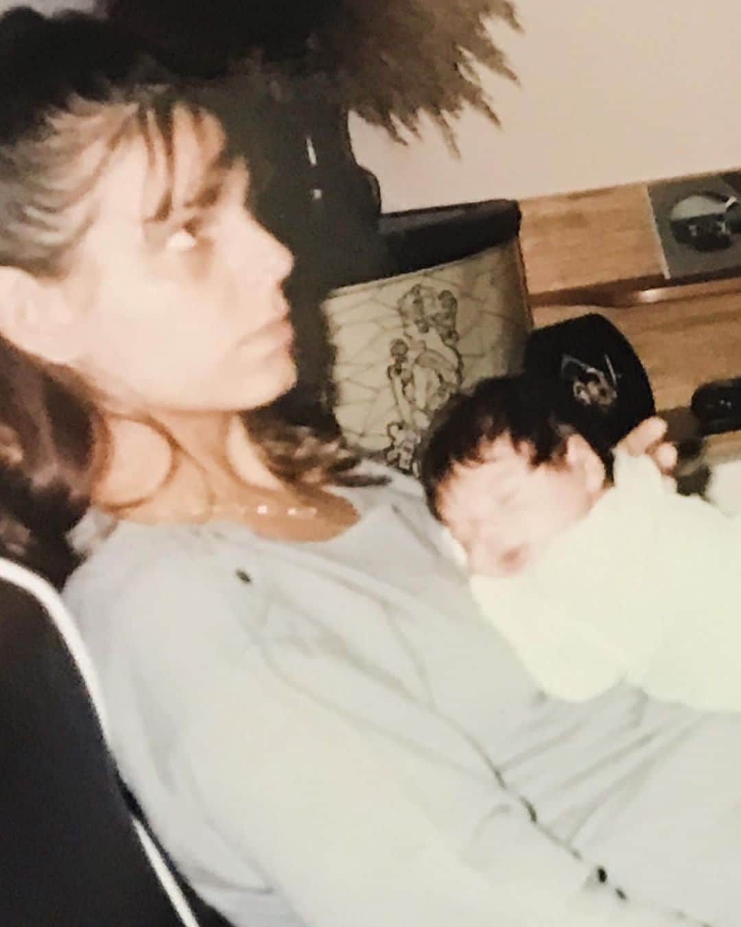 ステファニー・ブリットのインスタグラム：「Ela foi a primeira pessoa que contei da minha gravidez, foi a primeira que soube que o Enrico era menino, a primeira pessoa que ligo quando tô feliz ou tb no aperto. Foi ela que me levou no meu primeiro teste de comercial, ela que estava comigo no primeiro dia de gravação da minha primeira novela. Ela chega primeiro nos restaurantes pra gente não espera muito com Enrico pra pegar mesa, é a primeira a chegar nos almoços em casa. Foi a primeira pessoa que vi quando nasci, a que pegou na minha mão nos primeiros passos, a que me levou no meu primeiro dia na escola, a primeira que acreditou em mim quando eu disse que “queria” entrar na televisão… Mãe, obrigada por tudo sempre! Te amo em dobro hoje vendo o amor multiplicar com o Enrico ❤️ Um privilégio hoje poder dividir esse dia com vc… Feliz dia das mães!!」