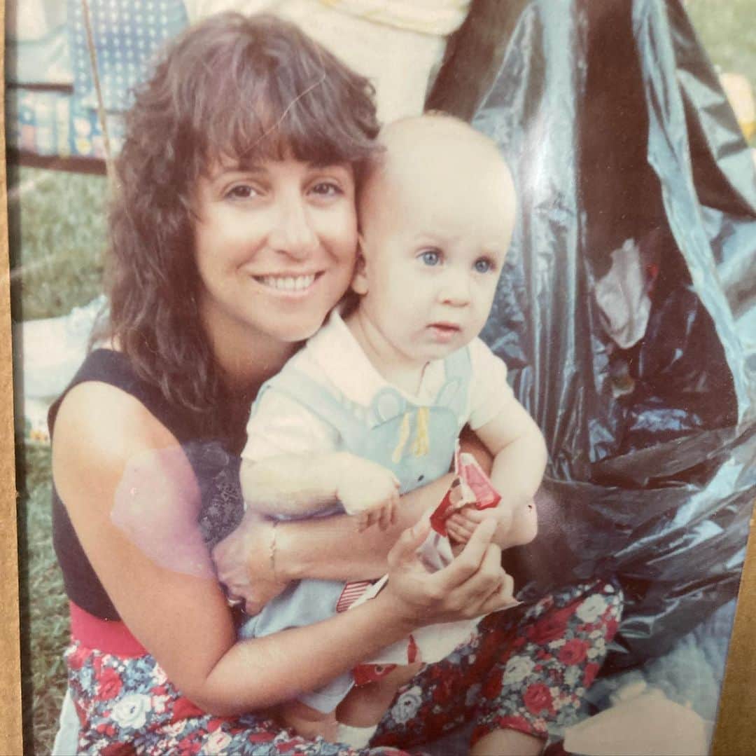 クリス・ウェビーのインスタグラム：「Shout out to this hottie who gave birth to me and instilled much of the wisdom, a lot of the compassion, and ALL of the Italian rage and intensity in me.  Thanks for shaping so many of the best parts of who I grew up into (we can just blame the bad parts on Dad) ((gotta give him credit for the music part tho)) (((just kidding dad I love you too but it’s not ur day)))  Love you so much and I’ll see you this week when I finally get home from my Canadian adventures 😘♥️🕸」