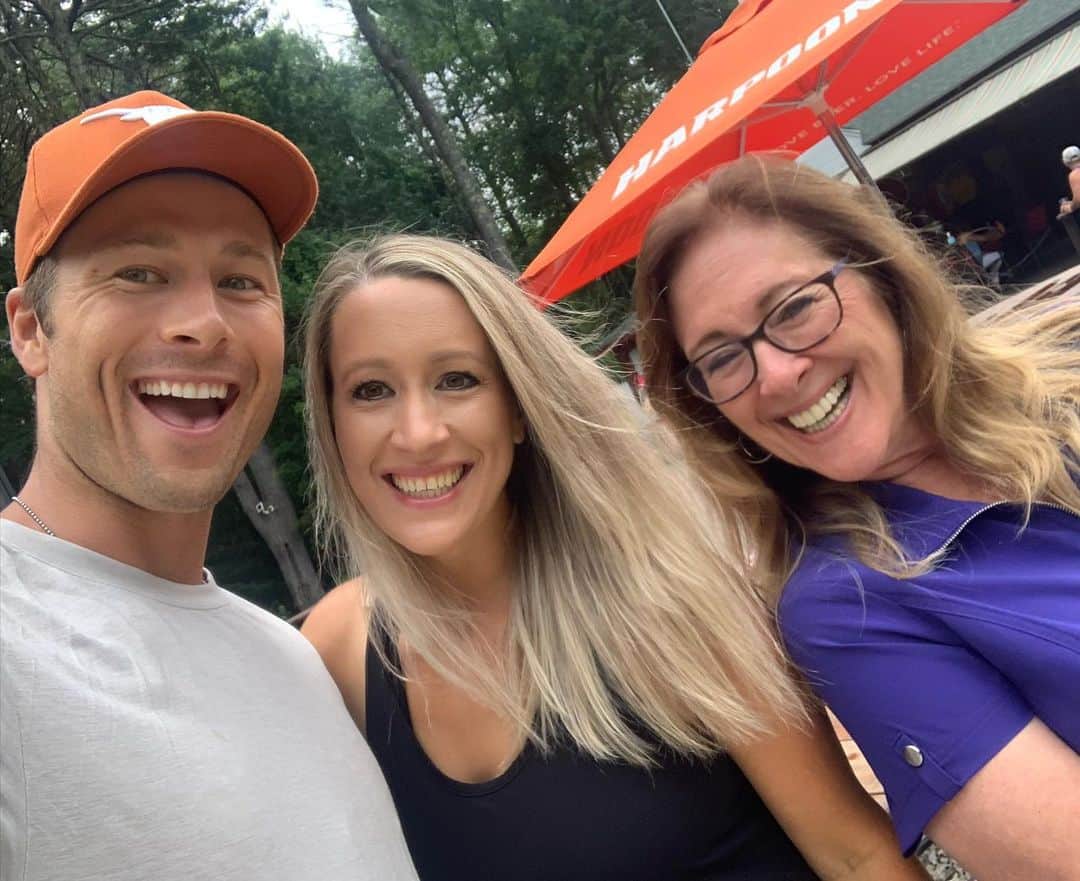 グレン・パウエルのインスタグラム：「Powered by SuperMoms  Happy Mothers Day, Y’all!」
