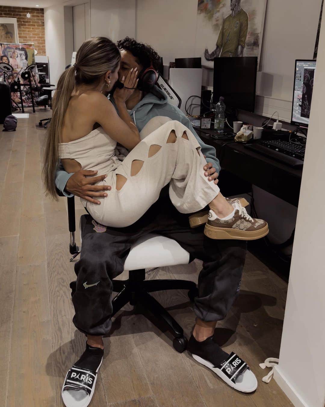 のインスタグラム：「Vidú, essa foto representa tannnta coisa! Seu canto preferido da casa, suas várias xícaras de café na mesa ao longo do dia e nossa bagunça. Seu cantinho que virou nosso! Fizemos dele um salão enorme de jogos que as crianças também amam! E hoje a festinha pra comemorar seu aniversário foi simbólica mas muito importante: com sua família e amigos. Foi um dogão clássico que você pede em todos os aniversários! Ahhhh, quem não te conhece! Nunca ninguém imagina a TAMANHA simplicidade que existe em você e vai existir sempre! Você é um cara muito especial! Um marido especial, um pai especial! Obrigada por ter entrado na minha vida, por ter me achado, me tirado lá de Santo André pra viver um amor intenso e real até hoje! Deixei muita coisa pra trás pra começar a escrever nossa história e posso te falar que eu fiz a melhor escolha da minha vida!!!!! Você é o marido e pai que pedi sempre a Deus e hoje eu HONRO isso! Obrigada! Feliz aniversário! Obrigada por fazer a minha vida e a vida dos seus filhos mais feliz!!!! Te amo! Te amamos! Eu, Chanel, Luna, Maria Eduarda, Enrico e Martina 🤍 Nossa família! 🤍 @marquinhosm5」