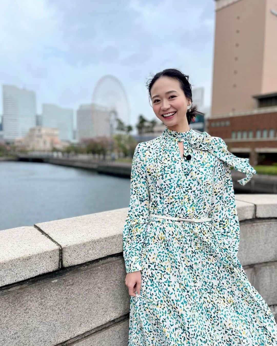 緑川静香のインスタグラム：「【お知らせ】 ⁡ あさって17日(水)23:59〜日テレ系全国 『それって⁉︎実際どうなの課』 ⁡ 【スマホ１つで家の不用品を全部売ったら、いくらになるのか？】 ⁡ 放送回ですー☺️❤️ ⁡ 今回は昭和レトロポップなお宝が眠るお宅へっ✨ ⁡ 近年、若者を中心にブームとなっている、昭和４０年代頃に流行ったカラフルな家電や雑貨を大量出品しましたっ💪 ⁡ 果たしていくらになるのか！？🥹 お楽しみにー❣️ ⁡ さて恒例のオープニング問題！ 今回は分かりやすいかな〜？？😌 写真を見てもらえると感じるかもしれませんが、風がとにかく強すぎました！笑 常にマリリンモンロー状態のしーたんをお楽しみください🤣笑 ⁡ 前回できなかったラジオトーク生配信はやりますっ！！📻 一緒に番組観ながらワイワイお話しましよ🌸 ⁡ #それって実際どうなの課  #ピンクつなぎ #フリマアプリ  #放送前インスタライブもやりますね #今日は魔女に言われたい夜の放送もあります #こちらはフジテレビさんです #観てねん❣️」