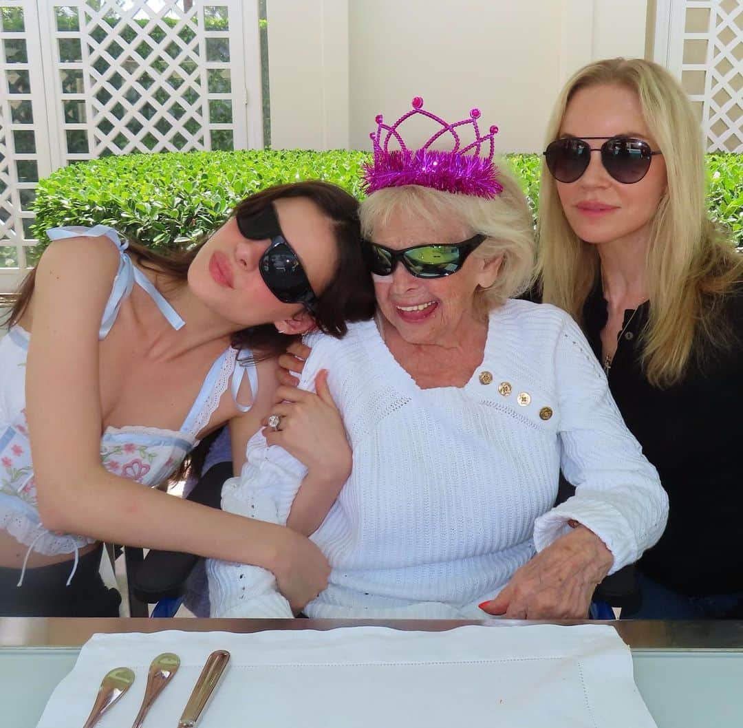 ニコラ・ペルツのインスタグラム：「Happy Mother’s Day to my two queens. I am so lucky to have you as my mom and my naunni 💖💖💖 mom I am nothing without you 💖💖💖 best day with my family!! 💖💖 I love you all more than you will ever know!!」