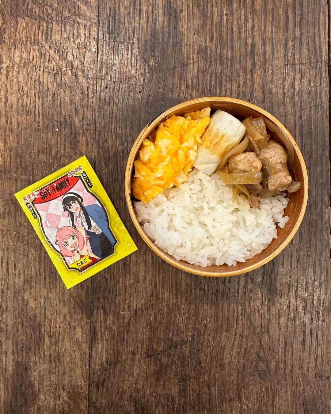 栗原友さんのインスタグラム写真 - (栗原友Instagram)「#クリトモの娘弁当 出張後のお弁当は、昨夜義妹が作った豚丼の具を温め直して入れました。真ん中のチーチクはワサビ味。唯一作ったのは甘い卵焼き。 家族に支えられて生きている。 みゆきちゃんサンキュー。」5月15日 7時07分 - kuri__tomo