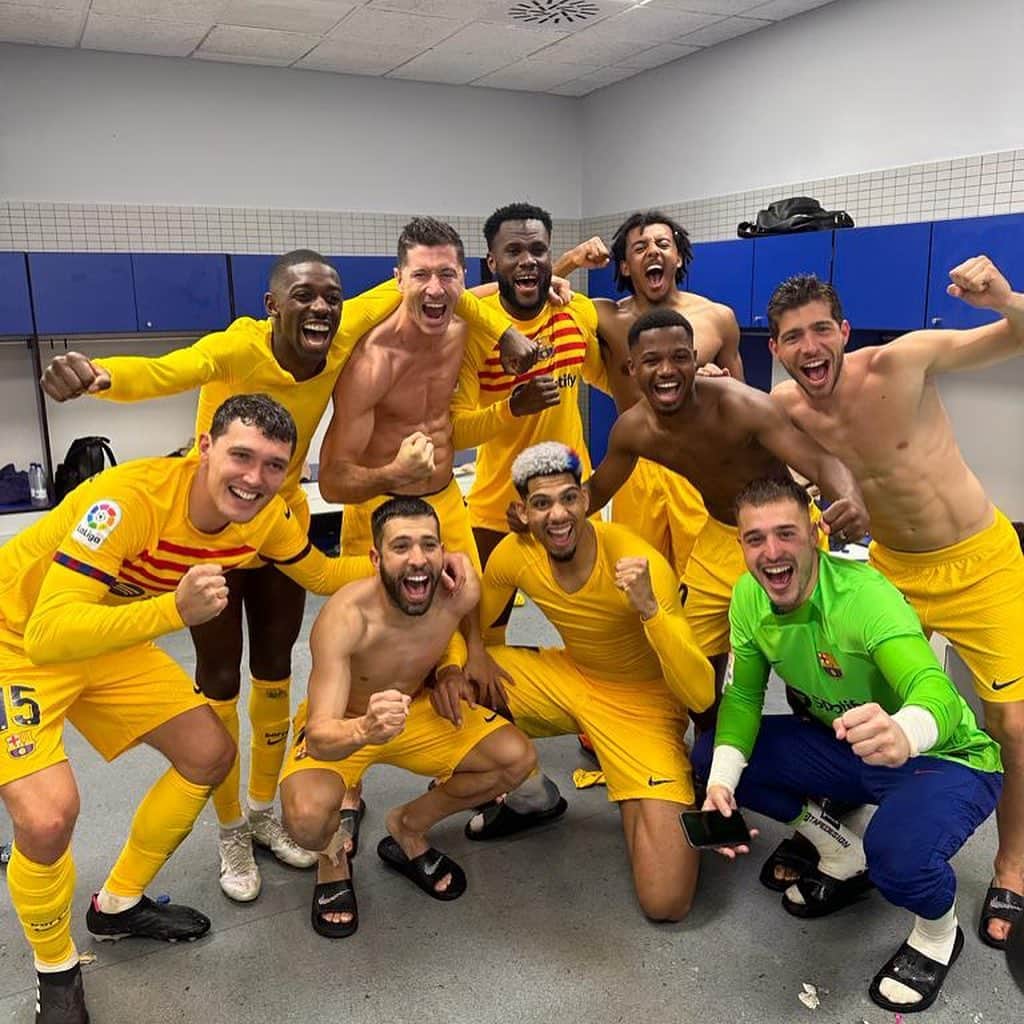 ロベルト・レヴァンドフスキのインスタグラム：「We did it!!! Wow, what a great feeling! I am very happy the LaLiga title is ours 🔵🔴 Gràcies Culers! Gràcies Barça!   @fcbarcelona  #laliga」