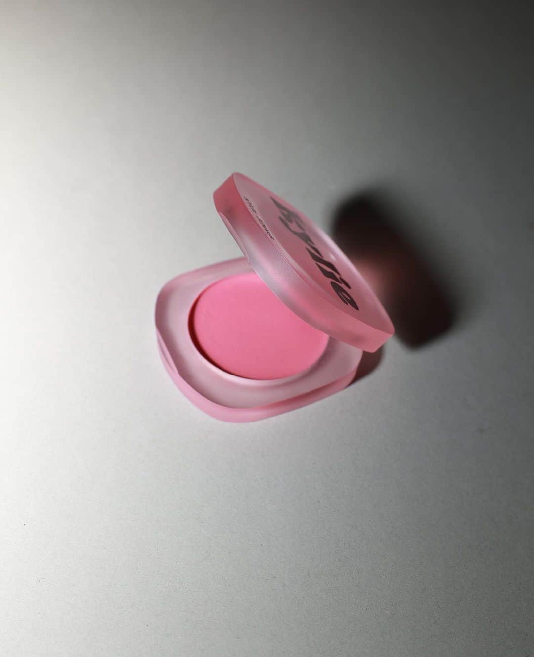 Kylie Cosmeticsさんのインスタグラム写真 - (Kylie CosmeticsInstagram)「pink blush always 🥰 our creamy glow balm formula gives a natural flush of color and second-skin glow」5月15日 7時12分 - kyliecosmetics