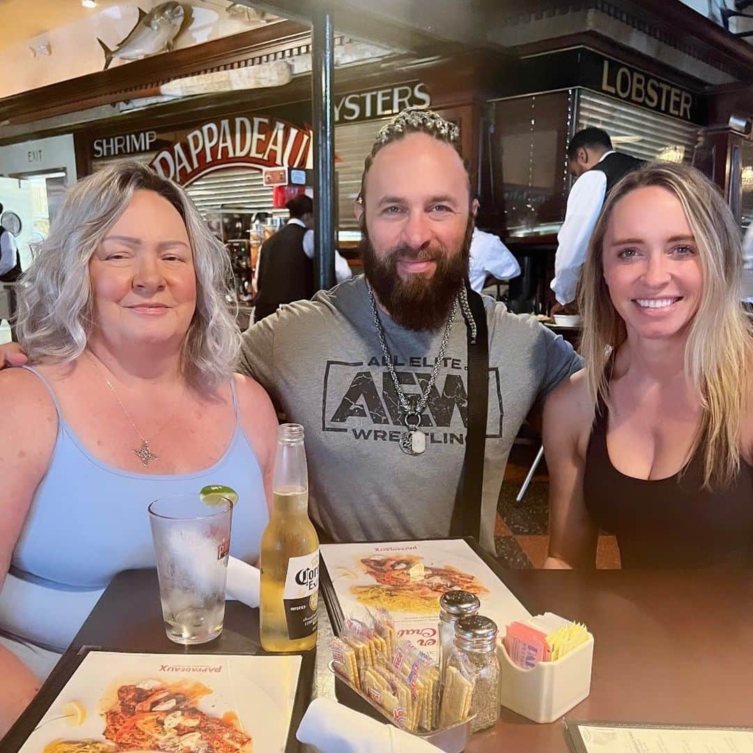 ランス・アーチャーのインスタグラム：「Mama Hawk and Sister Hawk.  Happy Mother’s Day to them both!  #mothersday」