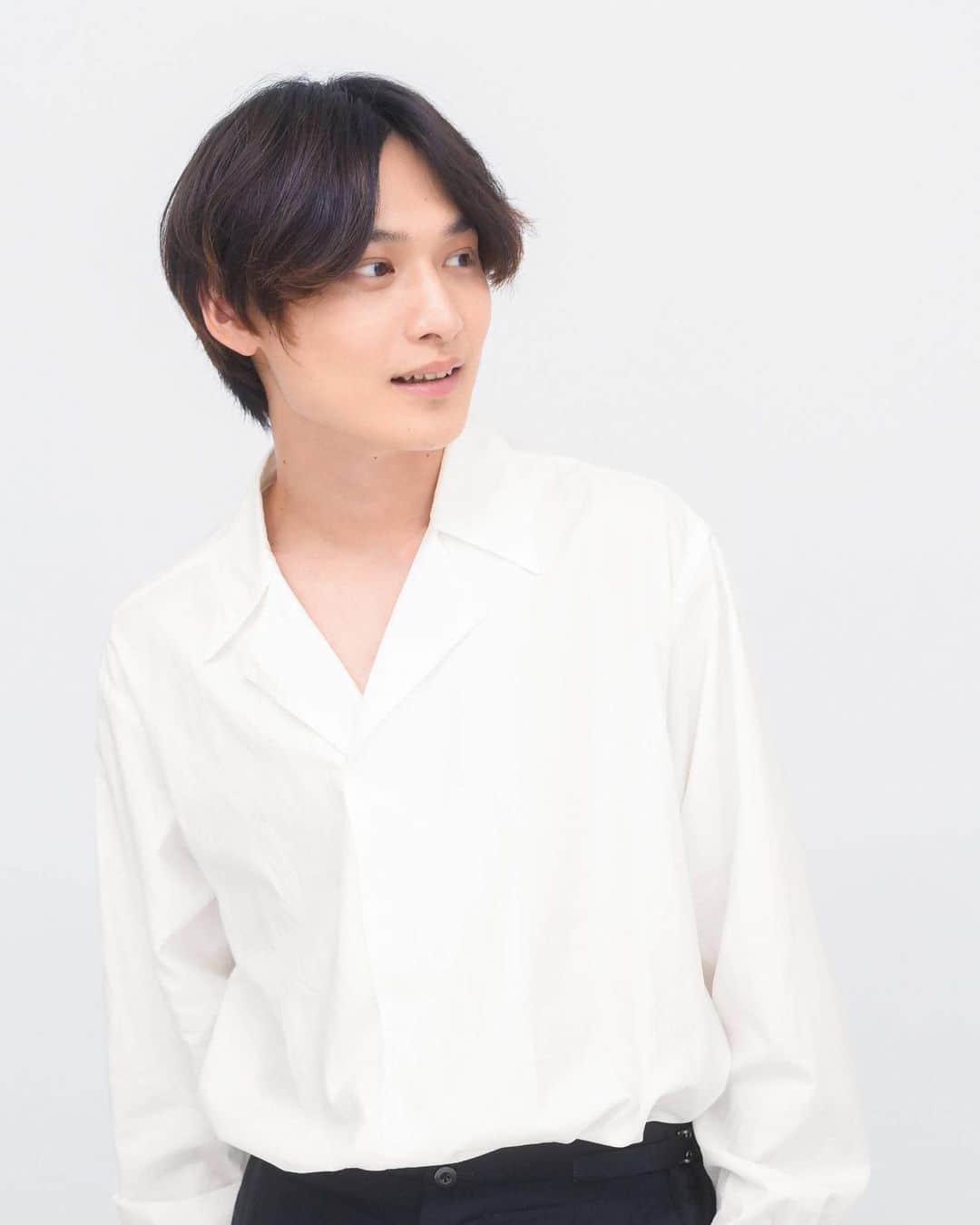 のインスタグラム：「昨日起きてようと思ったら眠すぎて寝落ちしちゃってました笑  本日誕生日迎えることができました☺︎ なんと31歳になったということで歳をとったなと感じます😹 このまま一瞬で40になるんだろうなと思うと焦りますね笑　40になった時に胸を張れるような男になれるよう頑張ります😌  これからも応援よろしくお願い致します🙇  誕生日メッセージくれた方々ありがとうございます！  #松本大志生誕祭　#happybirthday  #31歳になりました #31歳と繋がりたい　  @portrait_tsuyoshi」