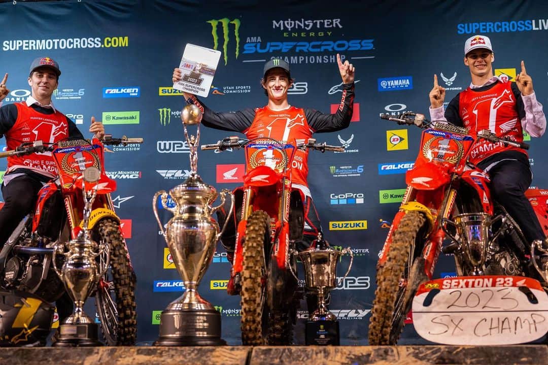 Honda Powersports USさんのインスタグラム写真 - (Honda Powersports USInstagram)「@chasesexton is your 2023 Monster Energy Supercross Champion! 🏆🥇🍾  Chase capped off the season with a win at the final race in Salt Lake City. His championship fulfills Honda’s 2023 AMA Supercross Championship sweep with @hunterlawrence claiming the 250 East title and @jettson18 capturing the 250 West championship. The entire American Honda team is incredibly proud of Chase and his monumental achievement. Well done, champ! #RideRed #Champion @hondaracingcorporation」5月15日 7時32分 - honda_powersports_us